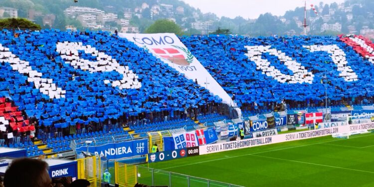 La coreografia dei tifosi per la partita tra Como e Cittadella