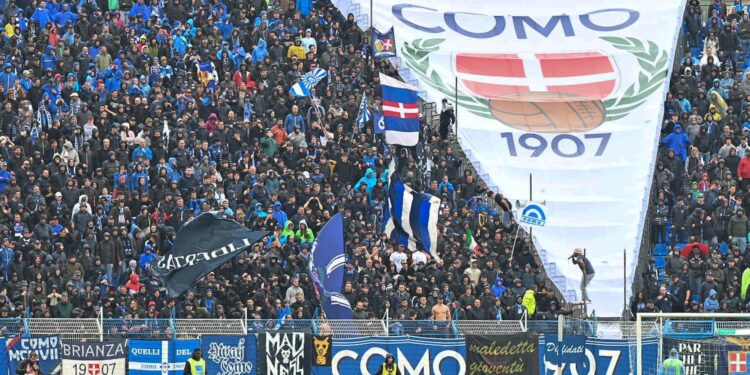 La curva dei sostenitori azzurri (foto Roberto Colombo)