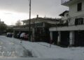 Una immagine che sembra invernale, ma che è invece di oggi con le strade della Valle Intelvi coperte di grandine