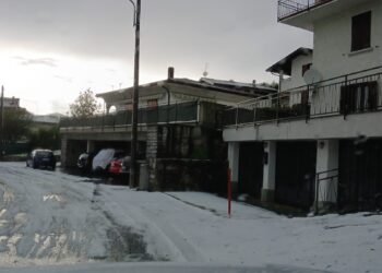 Una immagine che sembra invernale, ma che è invece di oggi con le strade della Valle Intelvi coperte di grandine