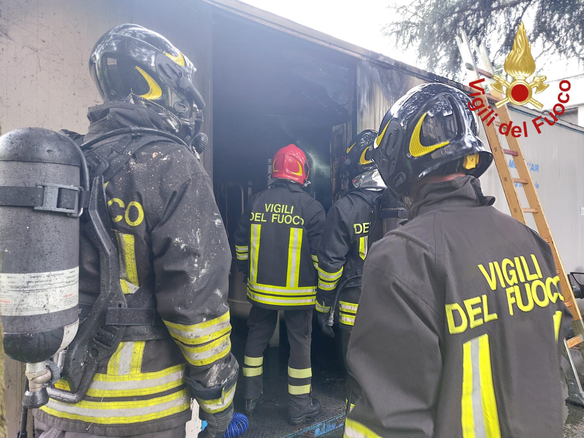 Como, fiamme in un locale tecnico al Valduce. Intervento dei vigili del fuoco