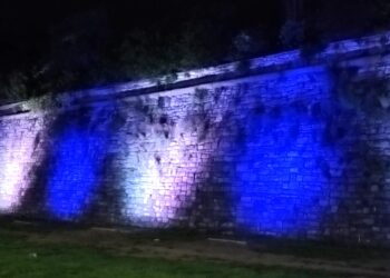 Le mura storiche di Como illuminate con i colori della squadra