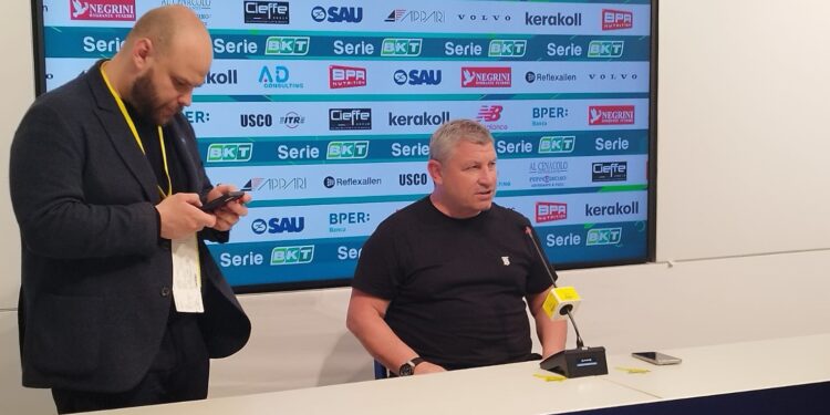 Osian Roberts in sala stampa a Modena