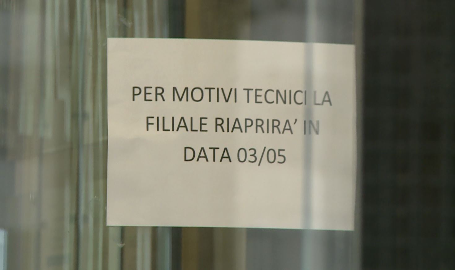 Barba e baffi finti, rapinatore solitario assalta la banca a Como e fugge in bici con 25mila euro