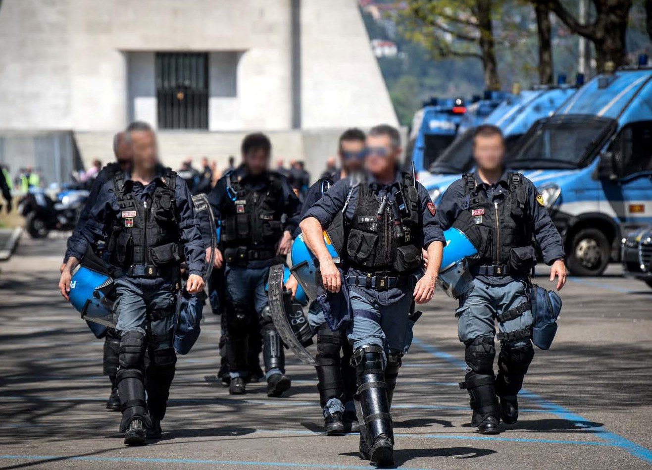 Stadio Sinigaglia: fumogeni in campo, aggressioni e insulti. Sette Daspo ai tifosi