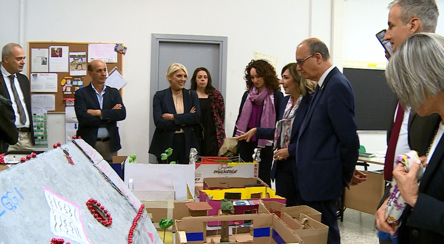 Il ministro Valditara visita le scuole di Cantù. Voti alle elementari: “Basta formule astruse, giudizi chiari”