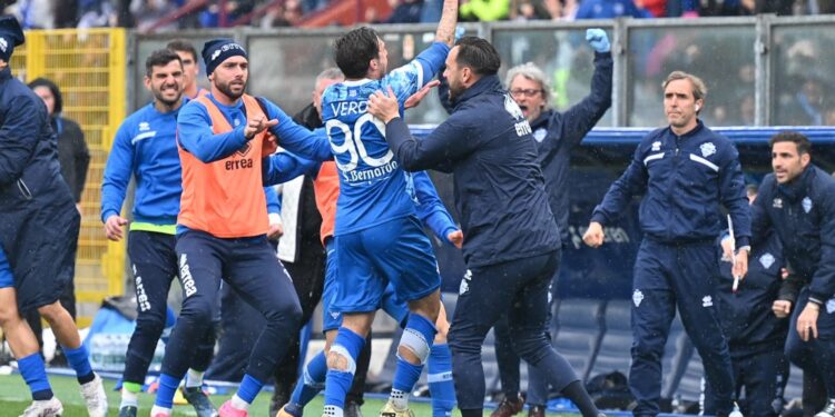 L'esultanza di Verdi e dei compagni di squadra dopo la rete dell'1-1 contro il Cittadella (foto Roberto Colombo)