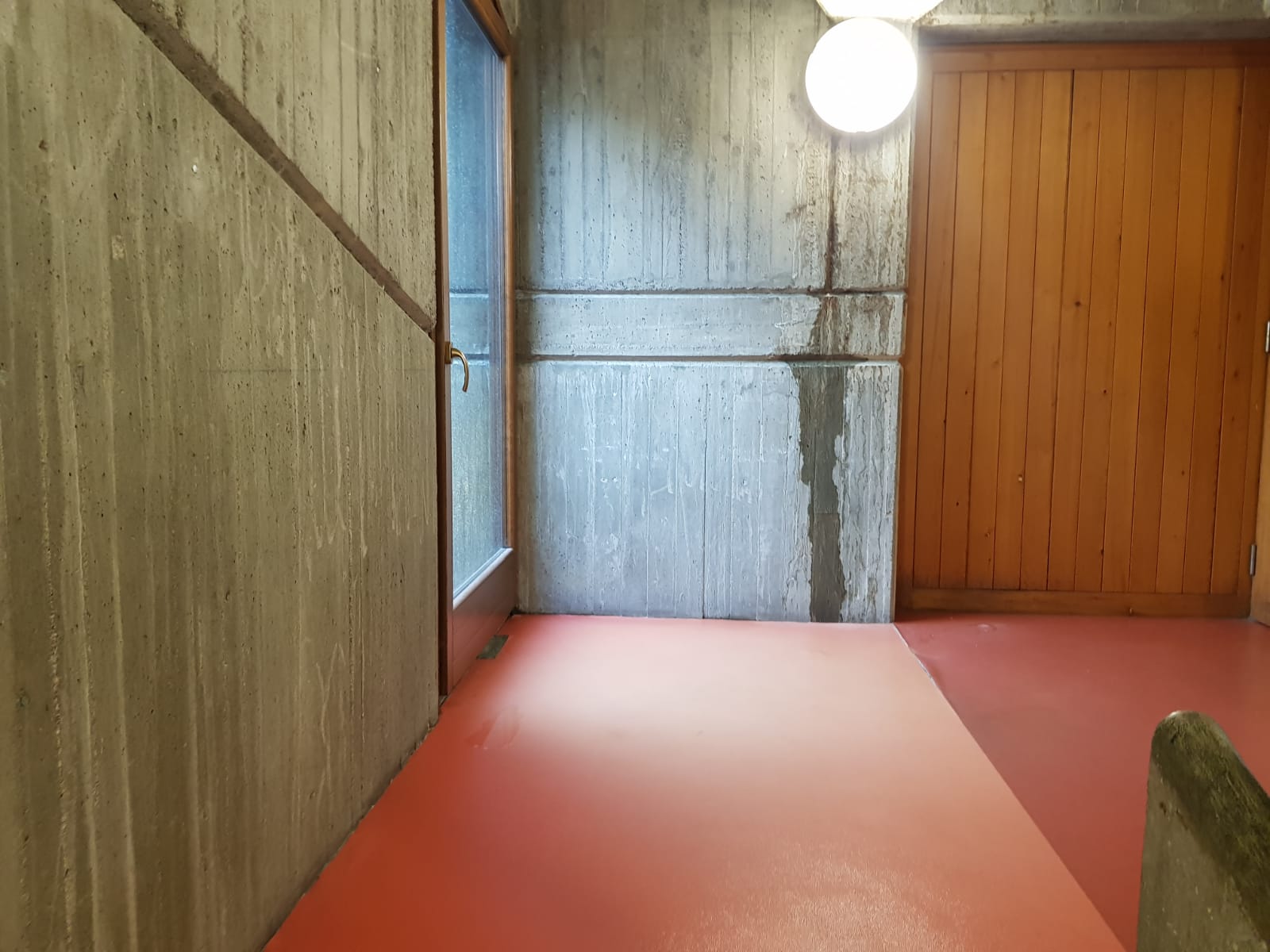 Scuola di via Varesina: calcinacci e infiltrazioni. La rabbia dei genitori: “I lavori del Comune soltanto una toppa”