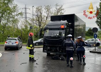 Incidente in via Pasquale Paoli, scontro tra un’auto e un camion
