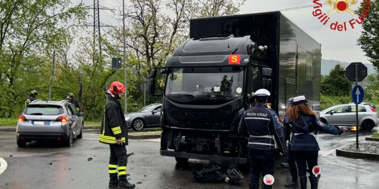 Incidente in via Pasquale Paoli, scontro tra un’auto e un camion