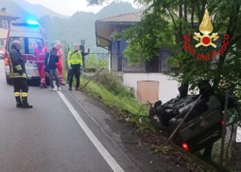 Incidente a Plesio, auto ribaltata. Intervento dei vigili del fuoco