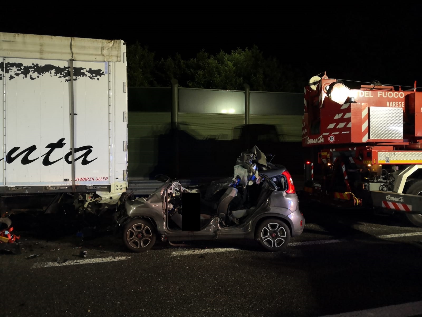 Con l’auto contro un camion sull’autostrada, morto un 24enne di Campione d’Italia