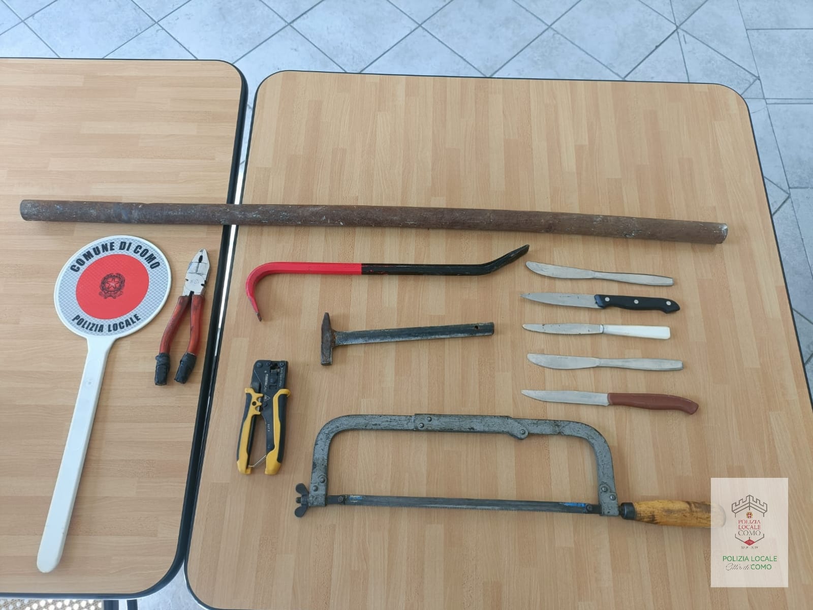 Si barrica in piazza Martinelli con coltelli, sega e spranga di ferro. Denunciato dalla polizia locale