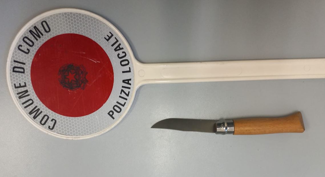 Como, via Giulini. In tasca ha un coltello con lama da 9 centimetri. Minorenne denunciato