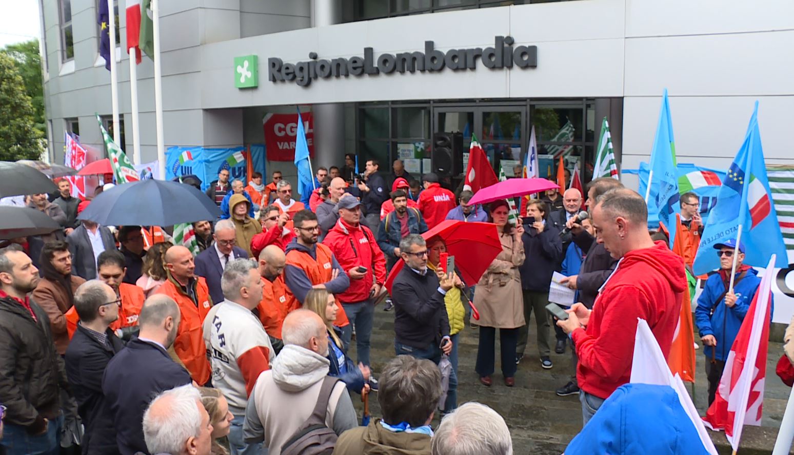La manifestazione dei frontalieri a Como. I sindacati: “Tassa sulla salute incostituzionale, daremo battaglia”
