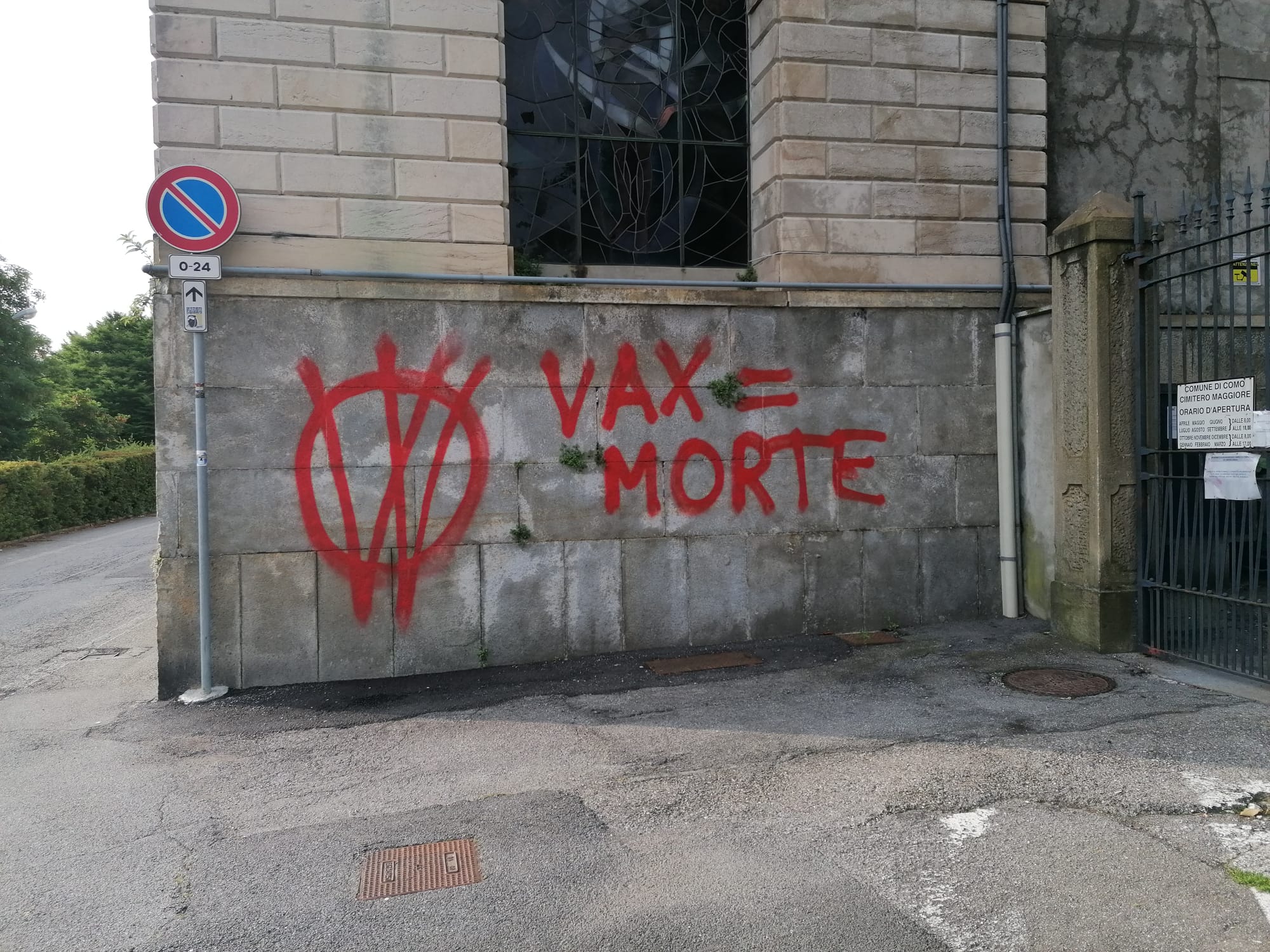 Raid al cimitero monumentale, vandali nel mirino della polizia. Il sindaco: “Imbecilli che umiliano la città”