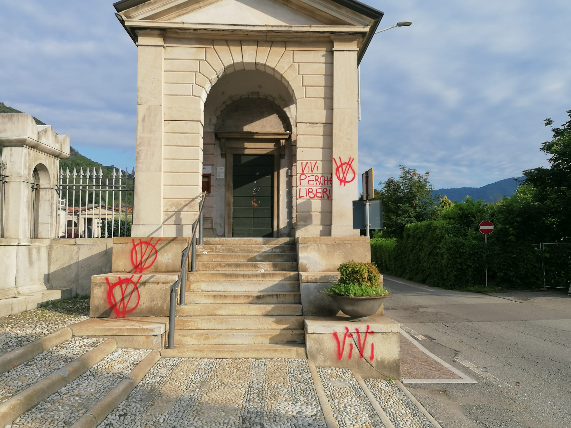 Lo sfregio al Cimitero Monumentale di Como. Mura insozzate da enormi scritte no vax
