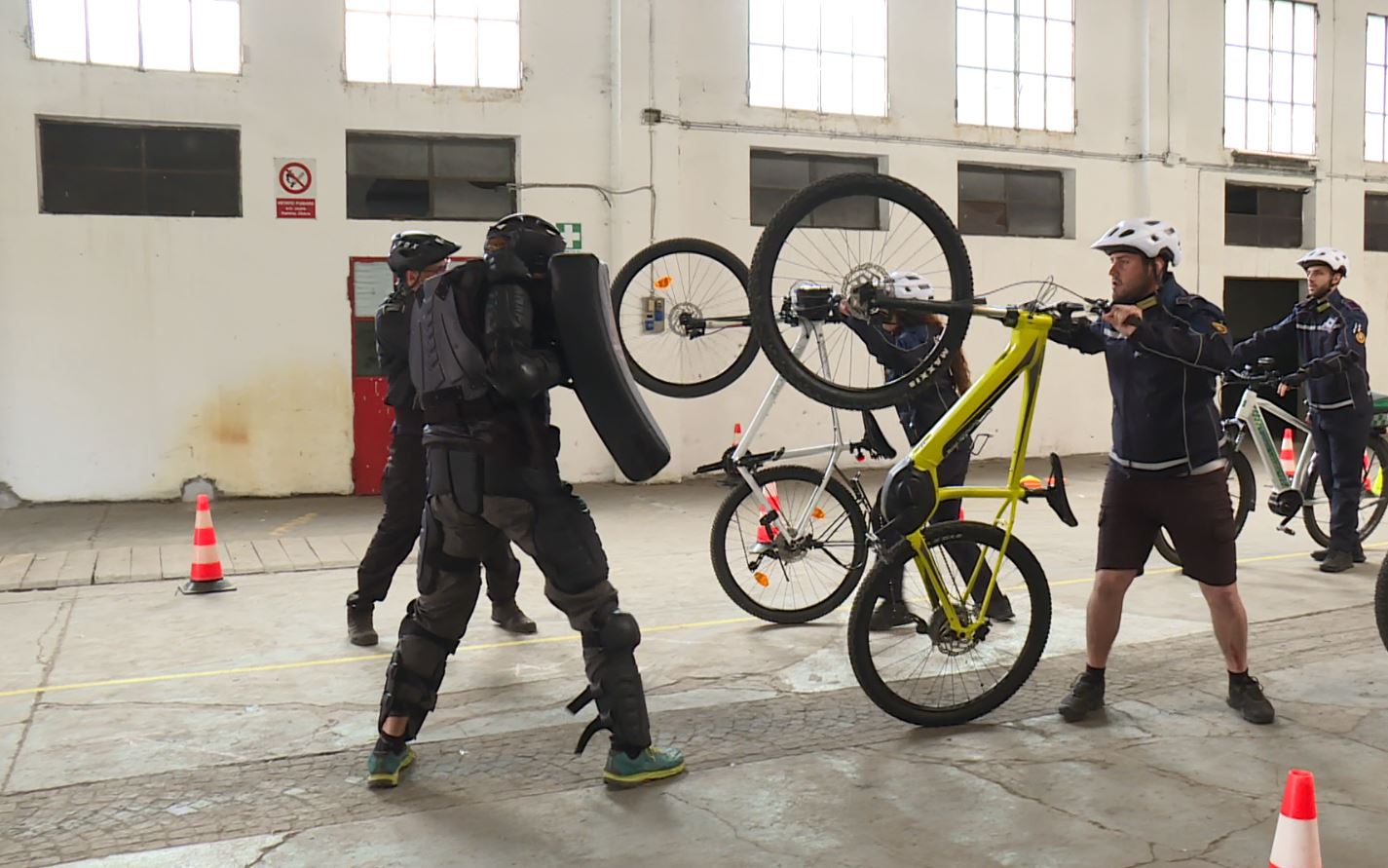 Polizia locale di Como, l’addestramento di 10 agenti con l’Accademia “Pattuglie in bicicletta”