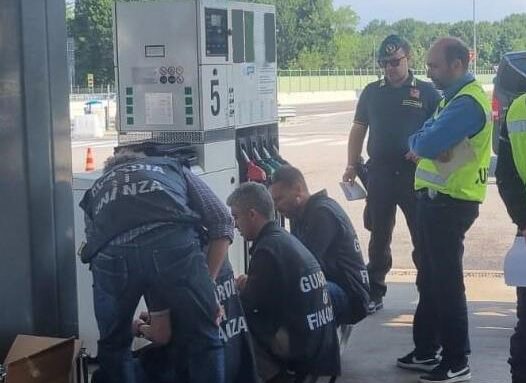 Gasolio e benzina irregolari, i finanzieri sequestrano 28mila litri di carburante