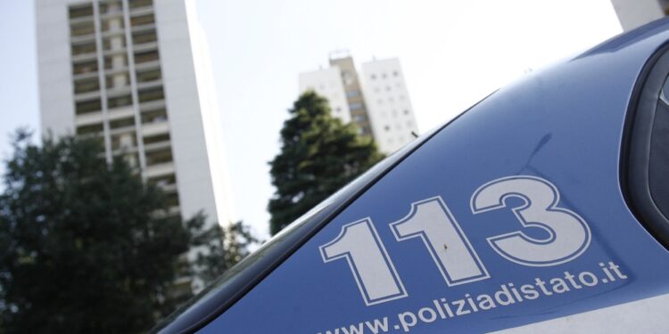 Per due poliziotti 15 giorni di prognosi
