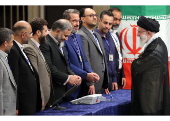 Khamenei agli elettori: 'Voto è importante test politico'