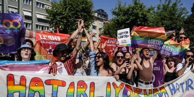Gli attivisti hanno marciato brevemente nonostante il divieto