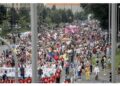 La testa del corteo sta arrivando all'Arco della Pace