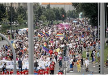 La testa del corteo sta arrivando all'Arco della Pace