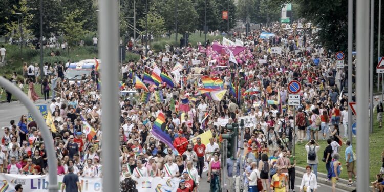 La testa del corteo sta arrivando all'Arco della Pace