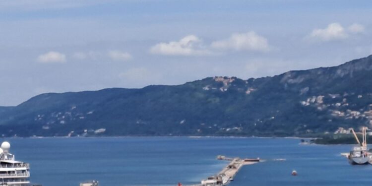 Da oltre una settimana lungo le Rive e la costa enormi chiazze