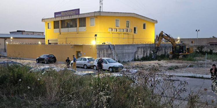 'Presa solo una parte del denaro contante presente in sede'