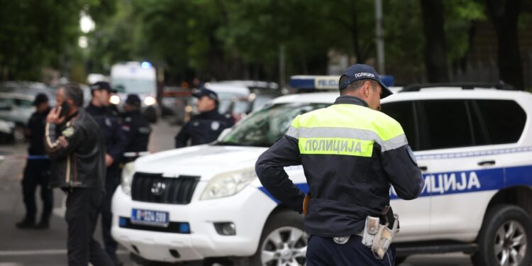 Ferito un gendarme con una balestra. Governo: 'E' terrorismo'