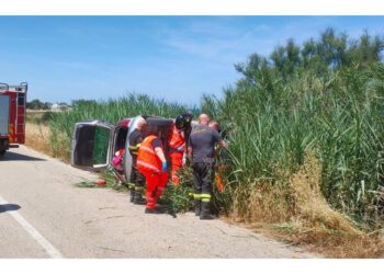 Ferita anche una ragazza di 23 anni. Indaga la polizia locale