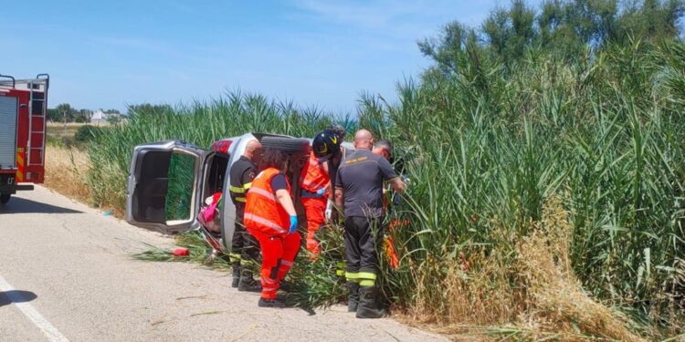 Ferita anche una ragazza di 23 anni. Indaga la polizia locale