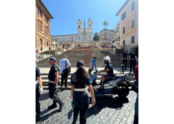 Iniziativa delle attiviste di 'Bruciamotutto' sulla scalinata
