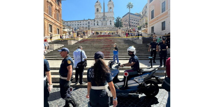 Iniziativa delle attiviste di 'Bruciamotutto' sulla scalinata