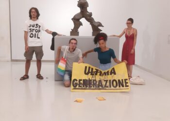 Nel luglio del 2022 si erano incollati a scultura di Boccioni