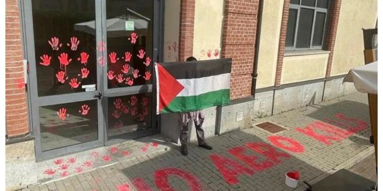 Picchetti a Torino davanti gli uffici delle aziende