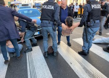 Sono accusati anche di interruzione di pubblico servizio