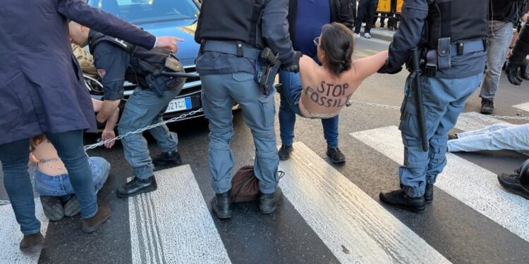 Sono accusati anche di interruzione di pubblico servizio