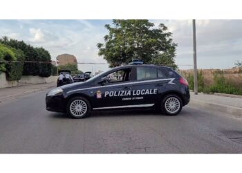 Forse il giovane si è sporto troppo dal finestrino del veicolo
