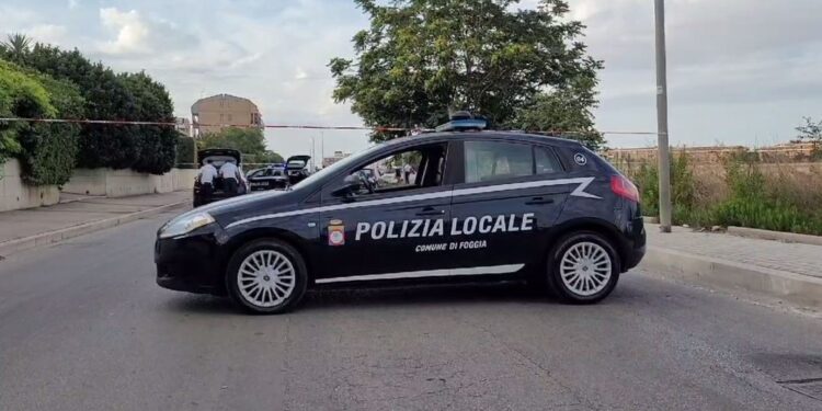 Forse il giovane si è sporto troppo dal finestrino del veicolo