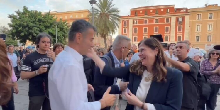 In centinaia acclamano la vittoria dell'ex primo cittadino