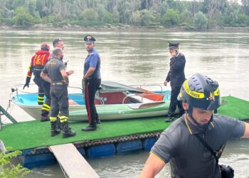 Elicottero e sommozzatori dei vigili del fuoco sono al lavoro