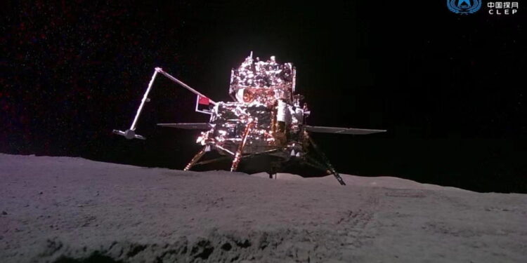 Trasporta primi campioni al mondo del lato nascosto della Luna