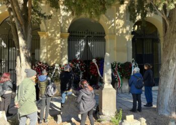Rombo di tuono ritratto con maglia del Cagliari dello scudetto