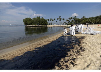 Schianto tra draga e nave cisterna ha provocato perdita liquido