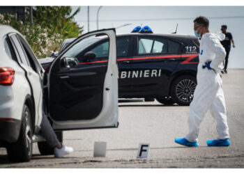 Uno gli ha sparato senza colpirlo.Fermato un uomo