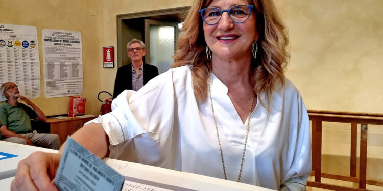La candidata di centrosinistra in festa accanto a Giorgio Gori