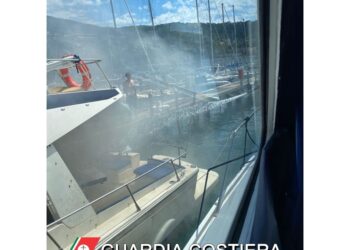 Intervento della Guardia costiera che ha spento le fiamme